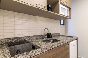 Kühlschrank, Mikrowelle, Wasserkocher mit Kaffee-/Teezubehör, Toaster