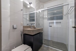 Chuveiro, secador de cabelo, toalhas de banho