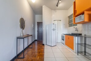 Køleskab, mikrobølgeovn, ovn, kaffe-/temaskine