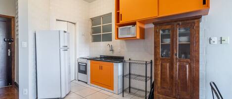 Geladeira, micro-ondas, fogão, cafeteira/chaleira