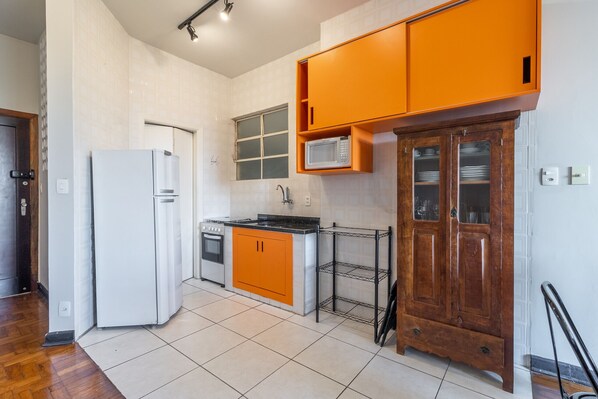 Fridge, microwave, oven, coffee/tea maker