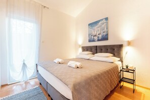 3 slaapkamers, een bureau, een strijkplank/strijkijzer, reisbedje