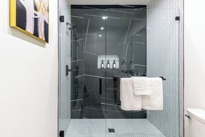 Shower, hair dryer, towels, soap - Beautiful, Cozy, Contemporary 4BR near Downtown Dallas
 (Dallas)