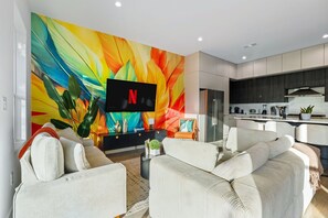 Smart-TV, videospill, fotballspill og bordtennis