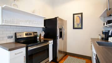 Frigorifero, microonde, forno, piano cottura