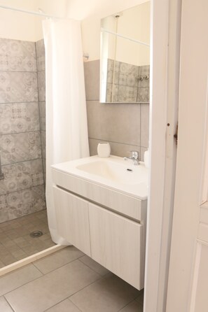 Dusche, Haartrockner, Bidet, Handtücher