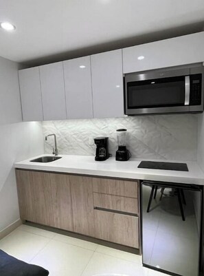 Micro-ondas, cooktop, cafeteira/chaleira, liquidificador