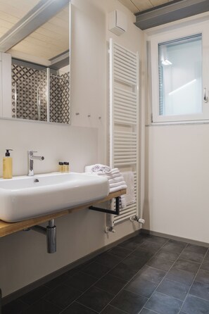 Doccia, asciugacapelli, bidet, asciugamani