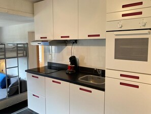 Réfrigérateur, four, lave-vaisselle, cafetière/bouilloire