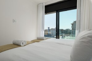 2 chambres, coffres-forts dans les chambres, fer et planche à repasser