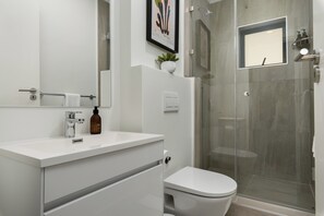 Dusche, Haartrockner, Handtücher, Seife