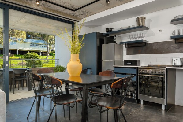 Réfrigérateur, four à micro-ondes, un four, surface de cuisson