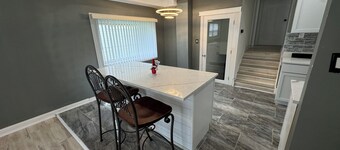 Spacious 4-bedroom house in marvelous Dolton with WiFi, AC