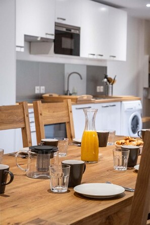 Een koelkast, een microgolfoven, een oven, een vaatwasser