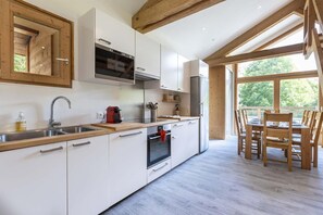 Kühlschrank, Mikrowelle, Ofen, Geschirrspüler