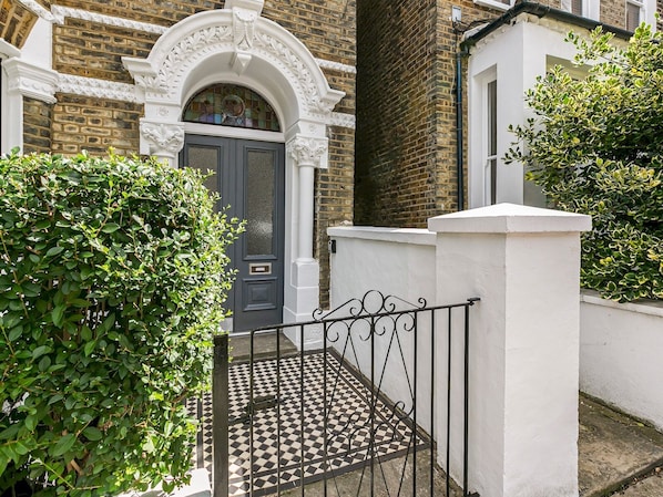 Exterior detail - Elegant GetAway House in Vibrant Clapham Juction - Pass the Keys (London)