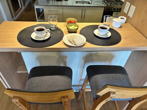 Romantisk studio - sjöutsikt (Grinly with Lake view & parking) | Eget kök