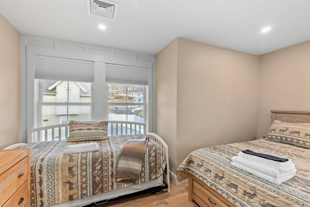 Luxury Lake Winnipesauke Waterfront with dock. 9mi Gunstock. Near