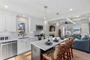 冷蔵庫、電子レンジ、オーブン、コンロ