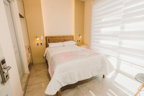 Habitación doble Confort de uso individual | Espacio para trabajar con laptop y insonorización 