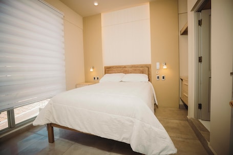 Habitación Confort doble de uso individual | Espacio para trabajar con un portátil y sistema de insonorización. Hotel Asiri