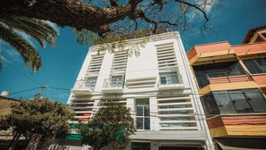A multi-story building with balconies and large windows. - Hotel Asiri  (Tarija)