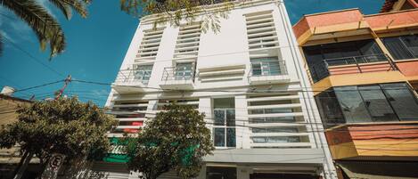 Vista frontal de la propiedad