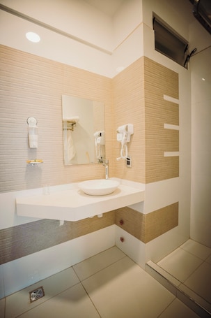 Habitación Confort con 1 cama doble o 2 individuales, vistas al patio | Baño | Ducha, secador de pelo, toallas y jabón. Hotel Asiri