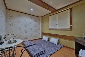 Shared Dormitory | Desk, laptop workspace - Thema Motel (Sacheon)