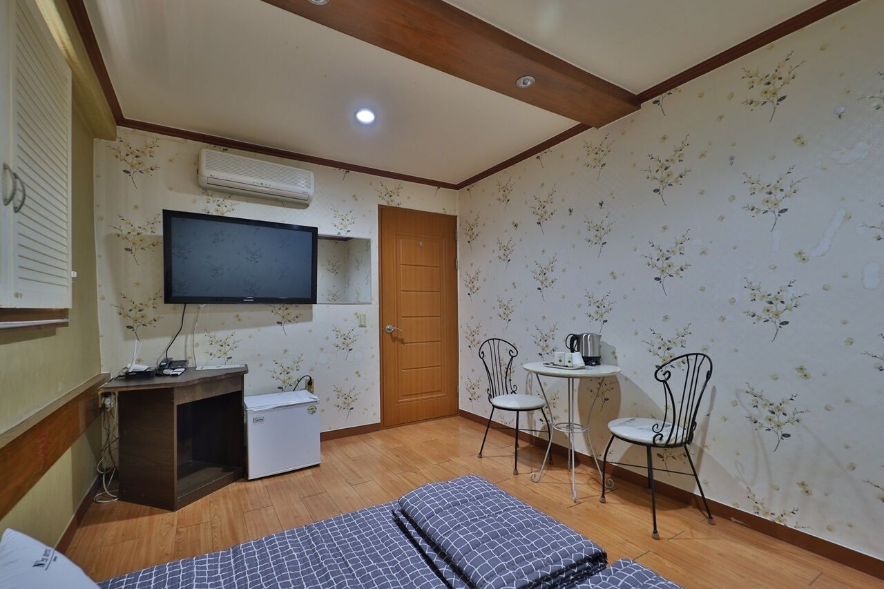 Dormitorio compartido | Escritorio y espacio para trabajar con laptop 