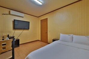Standard Double Room | Desk, laptop workspace - Thema Motel (Sacheon)