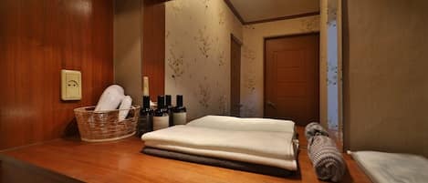 Shared Dormitory | Meja, ruang kerja komputer riba