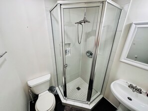 Dusch, hårtork, handdukar och tvål