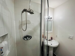 Ducha, secador de pelo, toallas y jabón