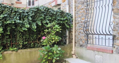 Bright & Equipped Studio at the Gate to Paris