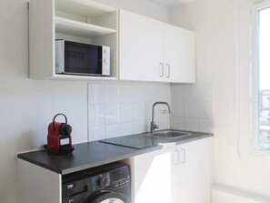 Køleskab, mikrobølgeovn, kaffe-/temaskine