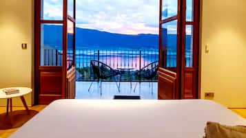 7 bedrooms, desk, iron/ironing board, travel cot