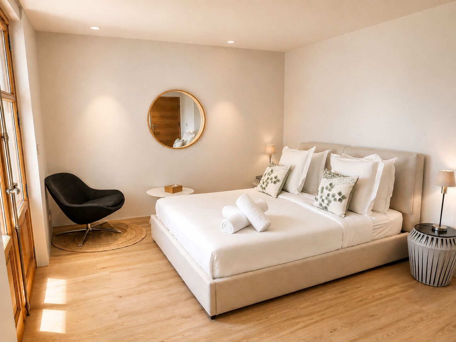 7 bedrooms, desk, iron/ironing board, travel cot