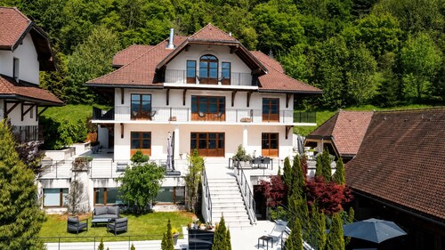 "Annecy Location Prestige: Villa Josephine – Stunning View of Lake Annecy"
