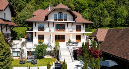 "Annecy Location Prestige: Villa Josephine – Stunning View of Lake Annecy"