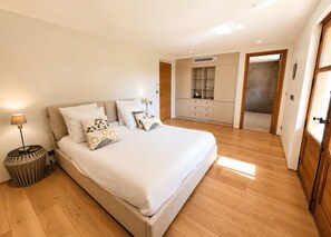 7 habitaciones, escritorio y tabla de planchar con plancha 