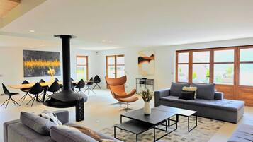 Smart TV, fireplace, books, stereo