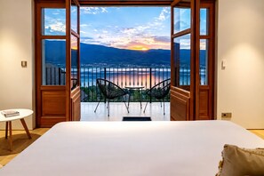 7 habitaciones, escritorio y tabla de planchar con plancha