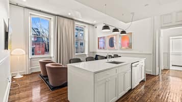 Luxury Apartment, 1 Bedroom, City View, Tower | Living area