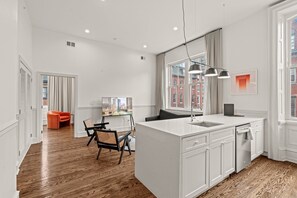 Apartamento de lujo, 1 habitación, vistas a la ciudad, en esquina | Cocina privada | Frigorífico grande, microondas, horno y placa de cocina