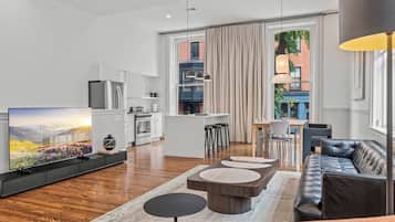 Luxury Apartment, 2 Bedrooms, City View, Ground Floor | Living area