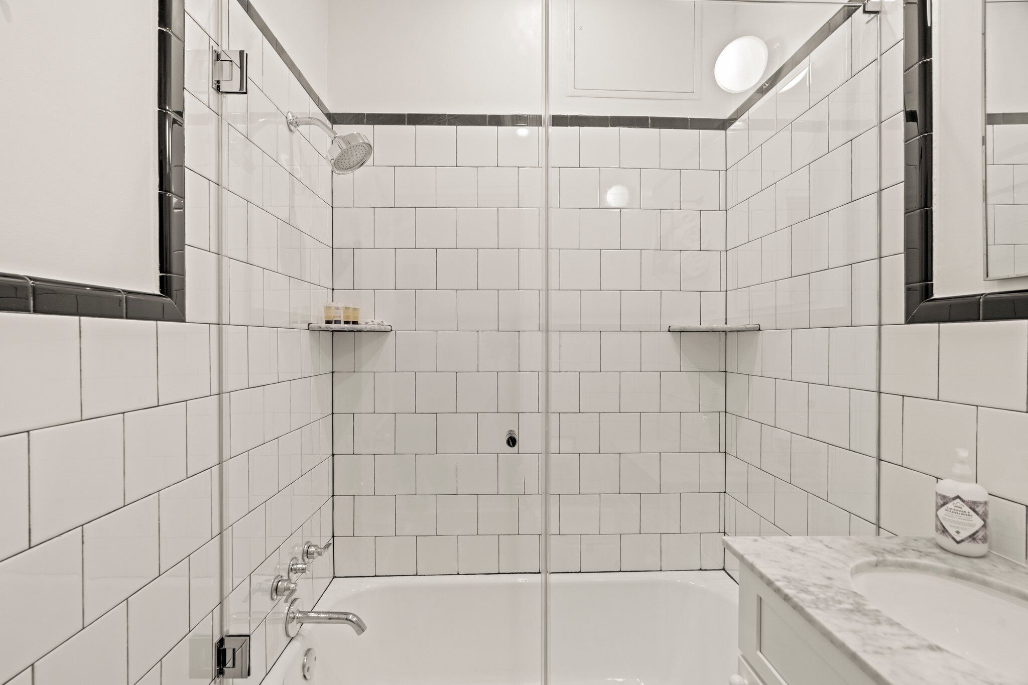 Apartamento superluxo, 1 quarto, vista para a cidade, no canto | Banheiro | Chuveiro/banheira combinados, secador de cabelo, toalhas de banho 