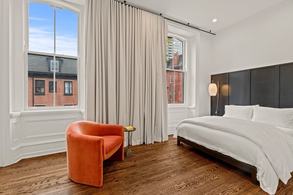 Apartamento de lujo, 1 habitación, vistas a la ciudad, en esquina | Escritorio y espacio para trabajar con un portátil