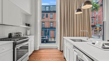 Luxury Apartment, 2 Bedrooms, City View, Ground Floor | Private kitchen | Full-size fridge, microwave, oven, stovetop