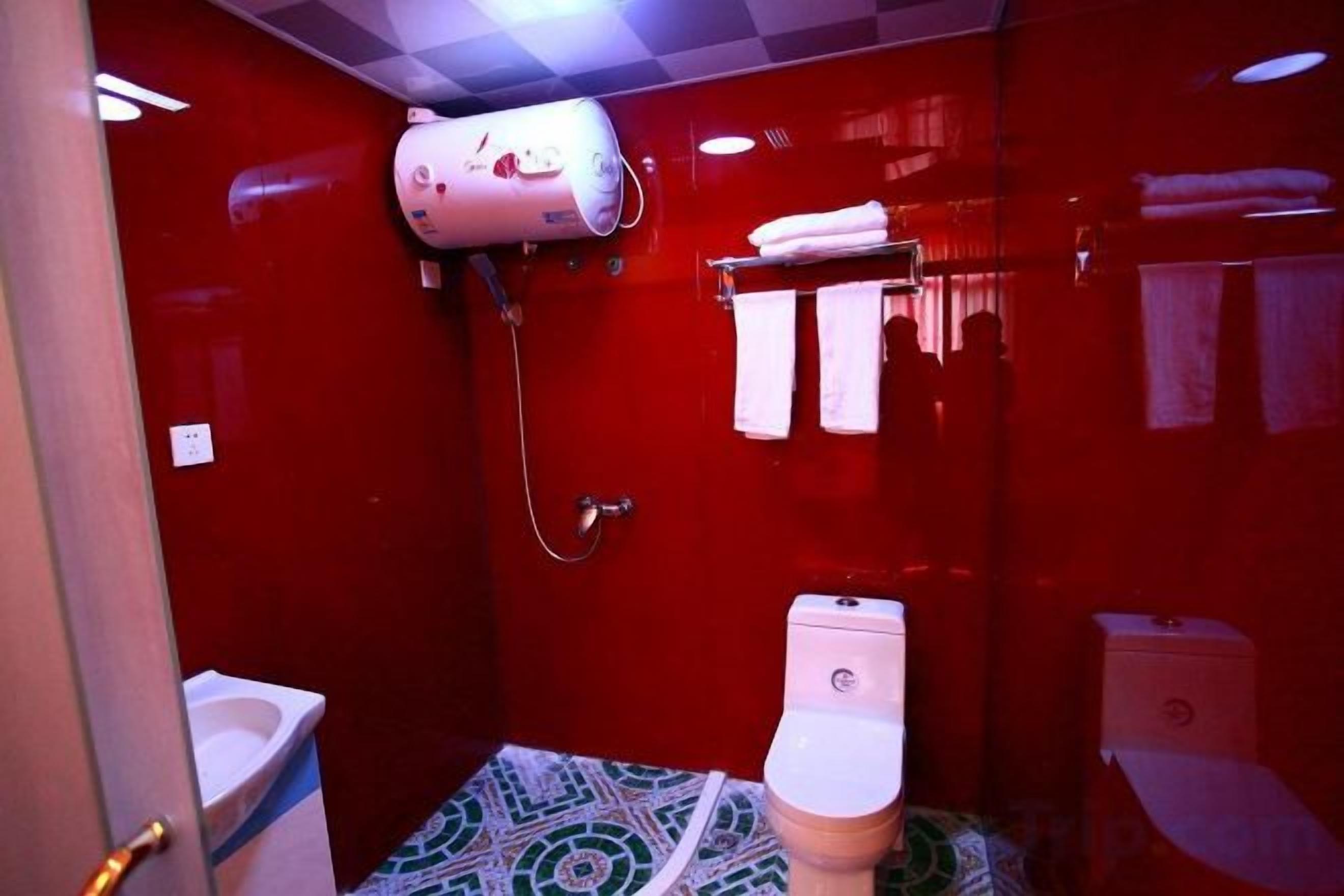 Ein kleines Badezimmer mit Dusche, Toilette und Handtuchhalter.
